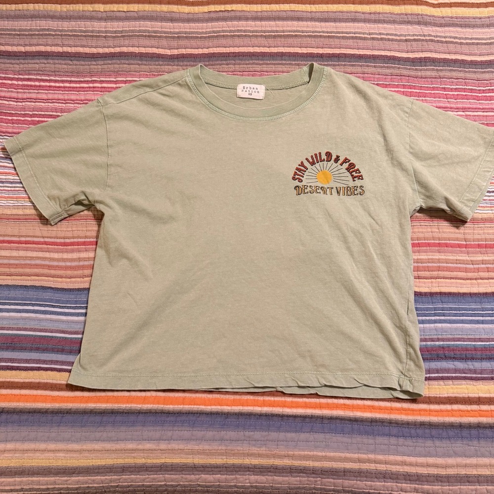 Urban Nation Stay Wild & Free Desert Vibes Sage Green Graphic Tee XS UNW-STAY‎